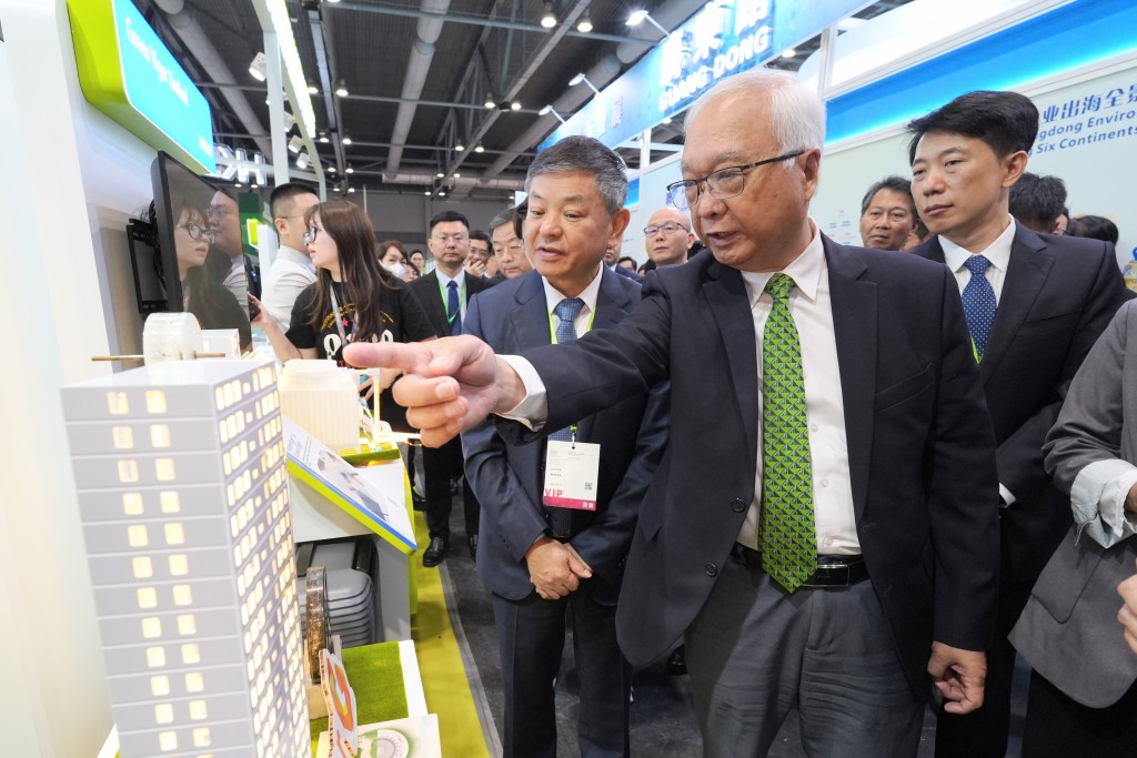 Secretary for Environment and Ecology Tse Chin-wan visited the exhibits at the expo.