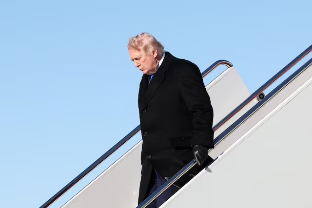 U.S. President Donald Trump disembarks Air Force One upon arrival at Joint Base Andrews in Maryland, U.S., March 23, 2026. REUTERS/Kevin Lamarque