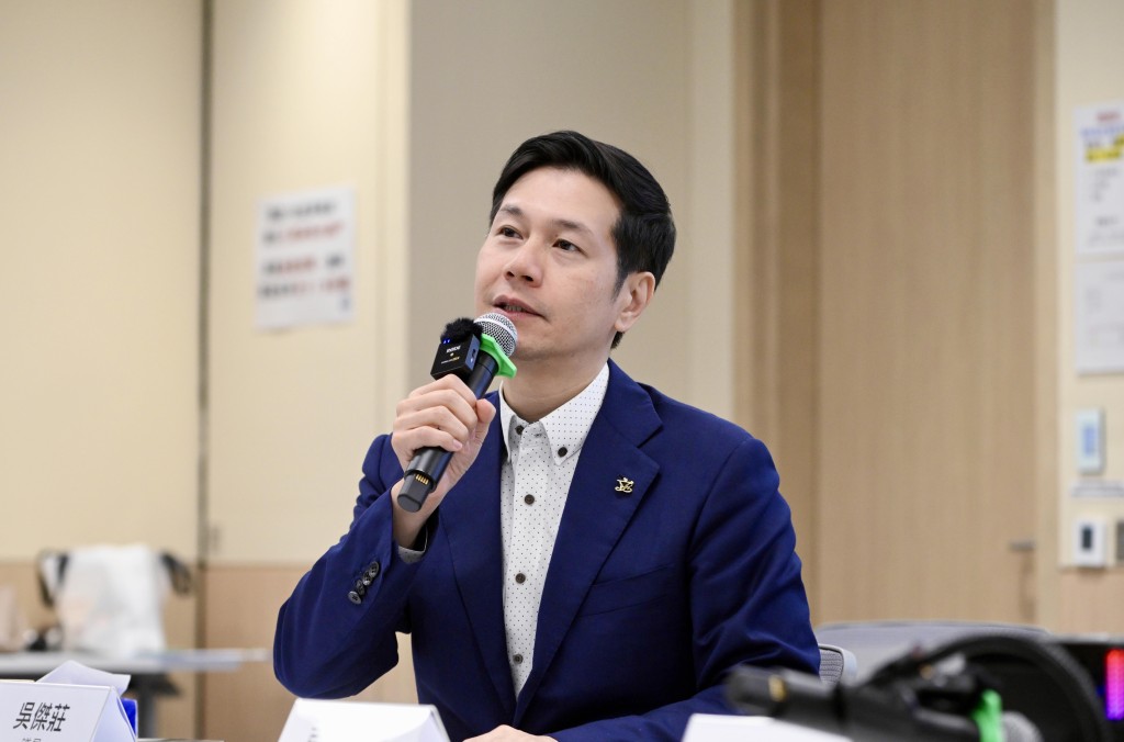 Lawmaker Johnny Ng Kit-chong said he believed hackers had already obtained large amounts of citizens’ credit-card data and were attempting to profit during the launch of the new smartphone model.