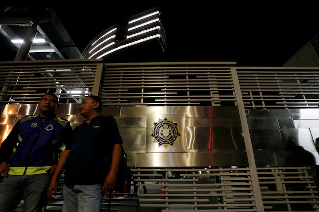 Police officers stand guard outside the Malaysian Anti-Corruption Commission (MACC) headquarters in Putrajaya, Malaysia, July 3, 2018. REUTERS/Lai Seng Sin/File Photo 