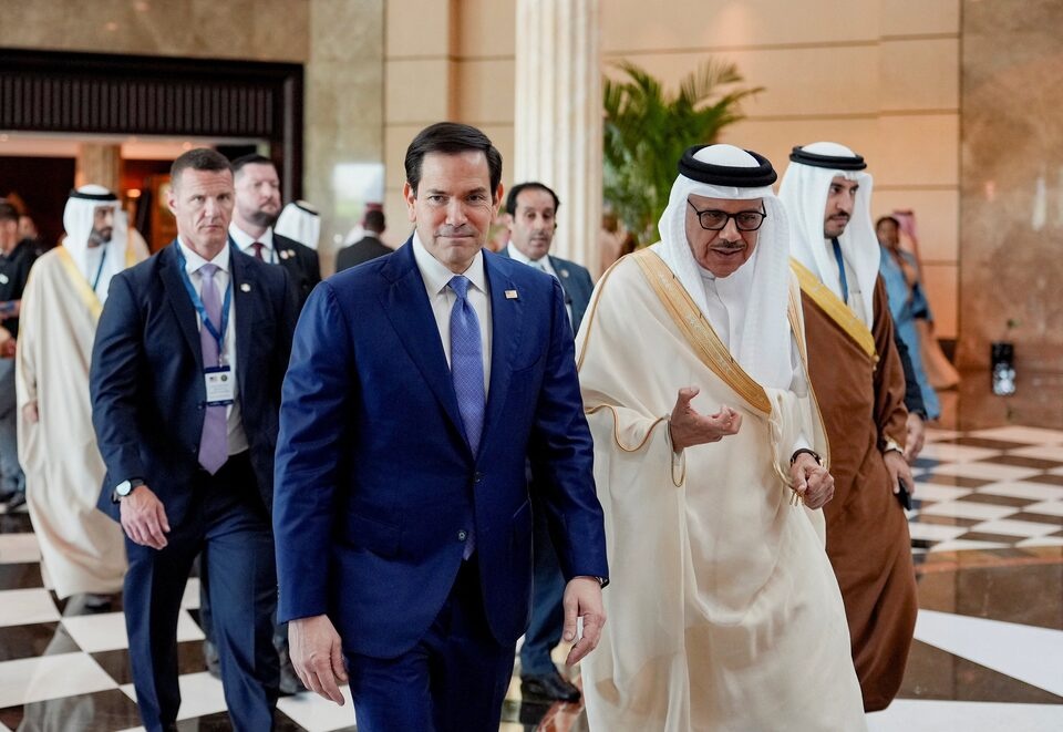 U.S. Secretary of State Marco Rubio departs with Bahrain's Foreign Minister and Chairman of the GCC Ministerial Council session Abdullatif bin Rashid Al Zayani after a meeting with foreign ministers of the Gulf Cooperation Council Member States at The Ritz-Carlton Bahrain during Rubio's visit to the Middle East to discuss the interim deal between the U.S. and Iran with Arab Gulf allies, in Manama, Bahrain, June 25, 2026. REUTERS/Eric Lee/Pool