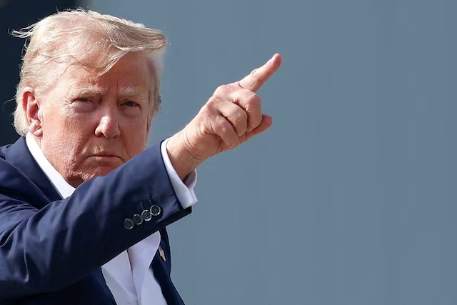 U.S. President Donald Trump gestures before boarding Air Force One as he returns to Washington, D.C., in Lossiemouth, Scotland, Britain, July 29, 2025. REUTERS/Evelyn Hockstein 