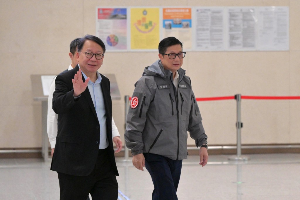 Chief Secretary Eric Chan Kwok-ki and Secretary for Security Chris Tang Ping-keung inspected the port. Chief Secretary Eric Chan Kwok-ki and Secretary for Security Chris Tang Ping-keung inspected the port.