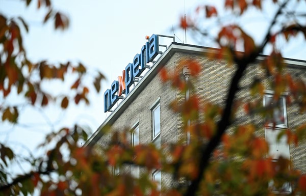 The logo of Chinese-owned semiconductor company Nexperia is displayed at the chipmaker's German facility, after the Dutch government seized control and auto industry bodies sounded the alarm over the possible impact on car production, in Hamburg, Germany, October 23, 2025. REUTERS/Jonas Walzberg