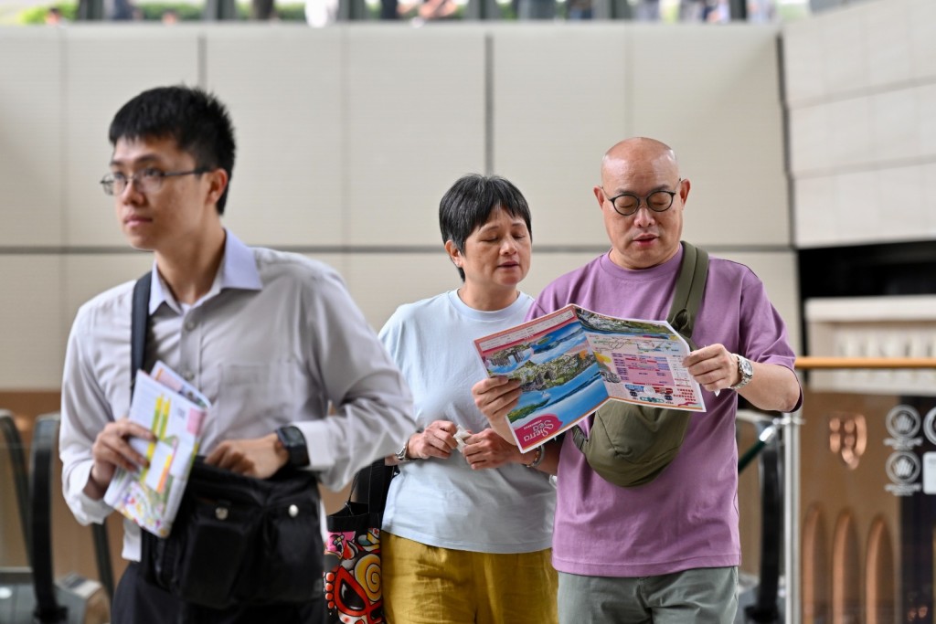 Home hunters eyeing Sierra Sea flats. SING TAO