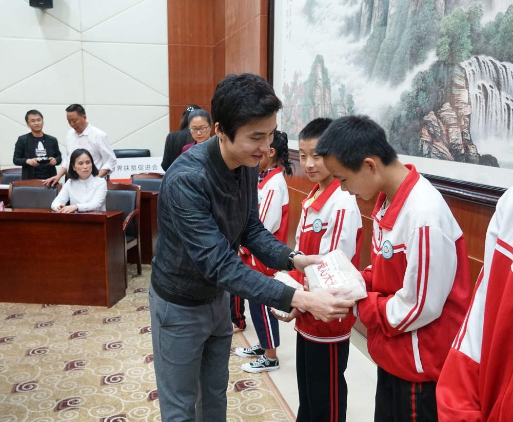 The President Karson Choi Ka-tsan donated 10 tons of rice to families in needed. The President Karson Choi Ka-tsan donated 10 tons of rice to families in needed.