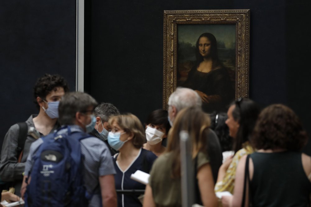 The Louvre says visitors typically spend 54 seconds on average — far more than for other works — gazing at Leonardo da Vinci’s portrait of Lisa Gherardini, the wife of a wealthy silk merchant in Florence, Italy, in the 16th century. The Louvre says visitors typically spend 54 seconds on average — far more than for other works — gazing at Leonardo da Vinci’s portrait of Lisa Gherardini, the wife of a wealthy silk merchant in Florence, Italy, in the 16th century.