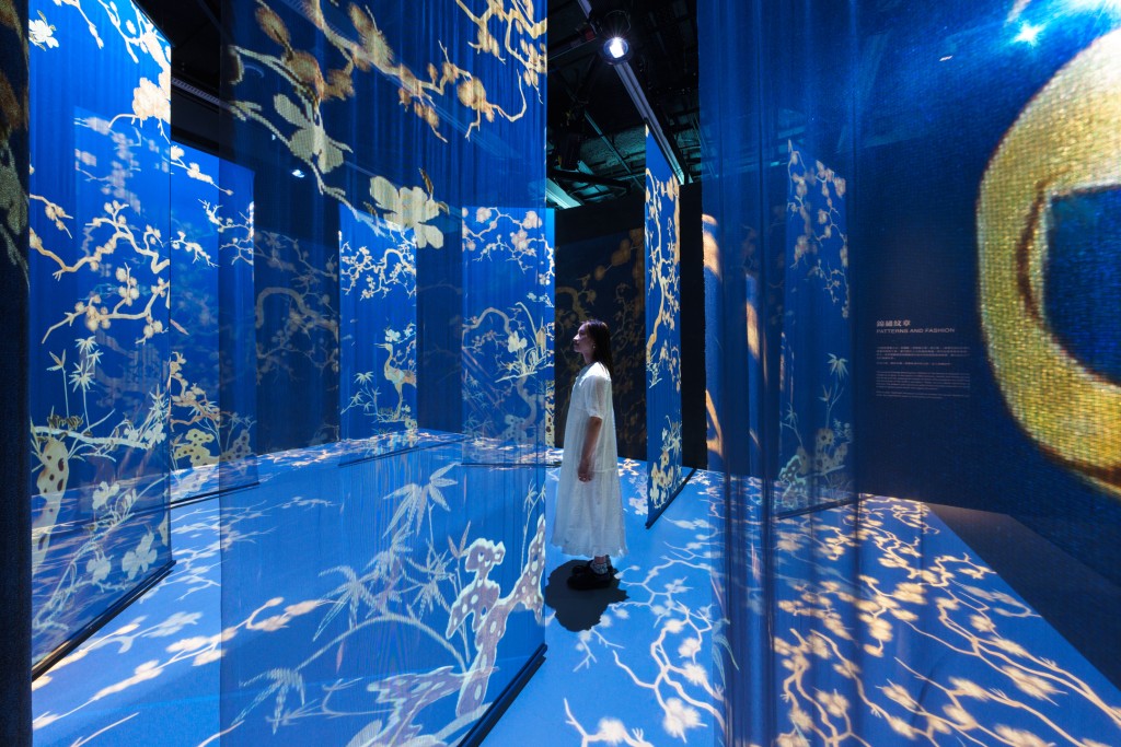 Approach the gauze curtain to awaken the woven elements and enter the magnificent realm of embroidery and brocade. Photo: Derry Ainsworth © Hong Kong Palace Museum