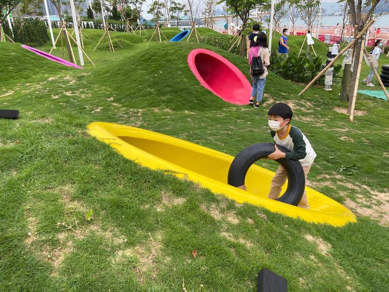 The Harbour Office of the Development Bureau collaborated with the Playright Children's Play Association earlier to offer children an inclusive play experience as a pop-up initiative on the open lawn of the promenade.