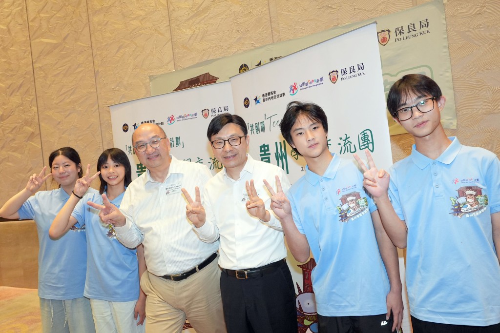 Chris Sun, Secretary for Labour and Welfare of the HKSAR Government (3rd right); Raymond Tam, the Club’s Executive Director, Corporate Affairs (3rd left) and mentees pose for a photo. Chris Sun, Secretary for Labour and Welfare of the HKSAR Government (3rd right); Raymond Tam, the Club’s Executive Director, Corporate Affairs (3rd left) and mentees pose for a photo.