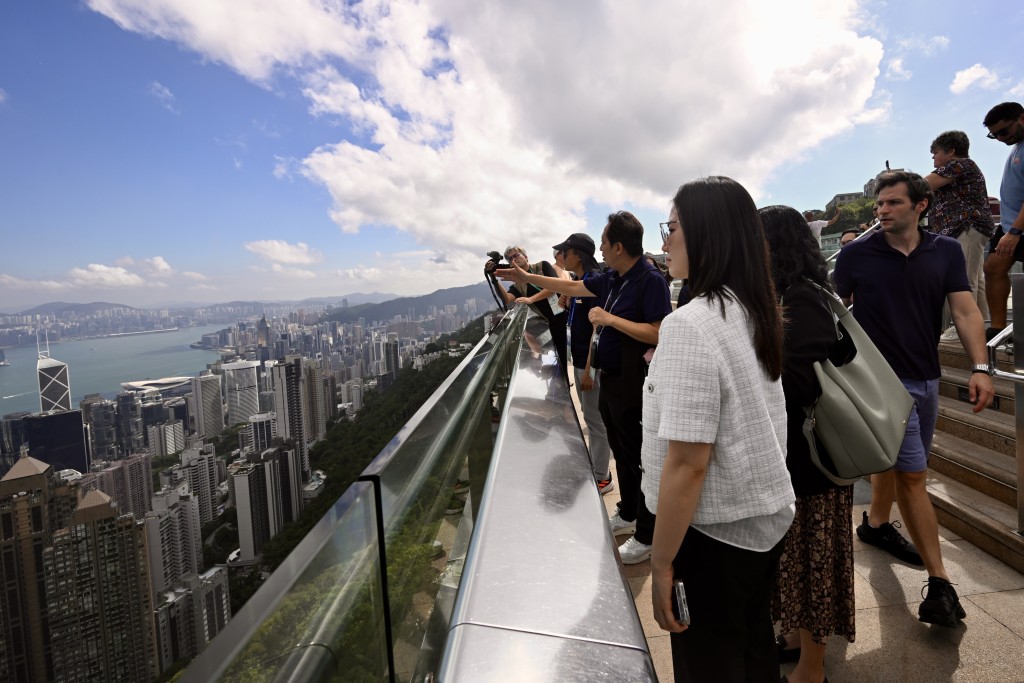 Members of delegations from participating economies and international organisations visiting the Peak.
