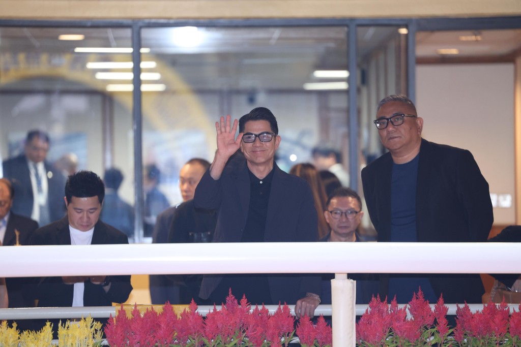 Aaron Kwok cheering his horse Dancing Classic from trackside. (Sing Tao)