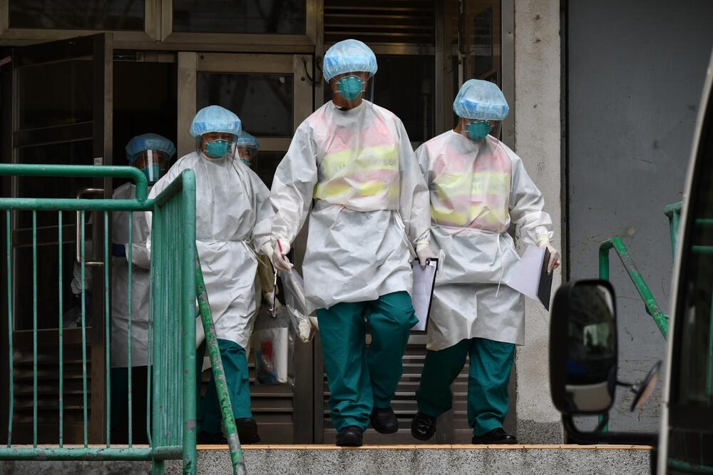 Authorities this noon evacuated residents who live on the 8th floor of the Covid-hit residential building.