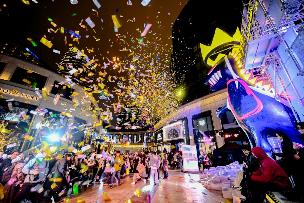 HKRI Taikoo Hui presented a large-scale public art installation “Pez”, a collaboration with the Jean-Michel Basquiat Foundation