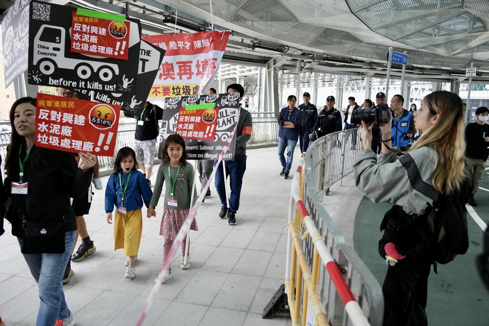 Police follow the cordoned-off marchers, who assemble at Tseung Kwan O South. SING TAO Police follow the cordoned-off marchers, who assemble at Tseung Kwan O South. SING TAO