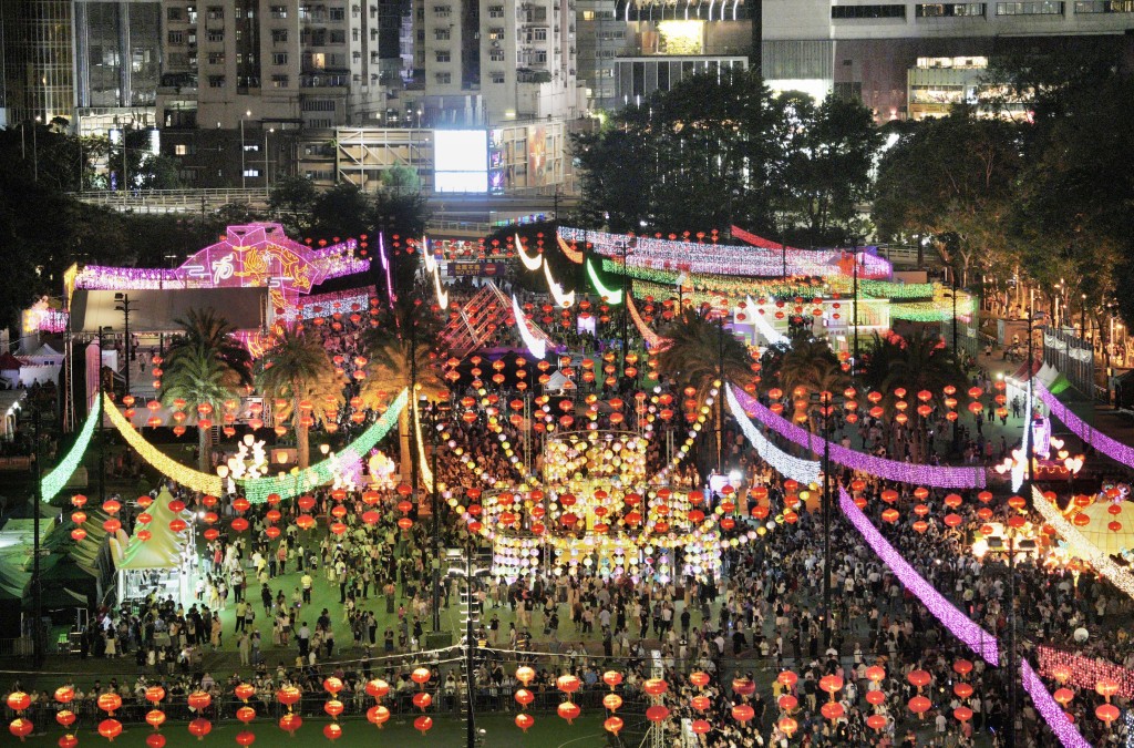 As the main venue for the annual Mid-Autumn Lantern Carnival, Victoria Park is one of the liveliest places in Hong Kong to soak up the festive atmosphere and enjoy the moon.