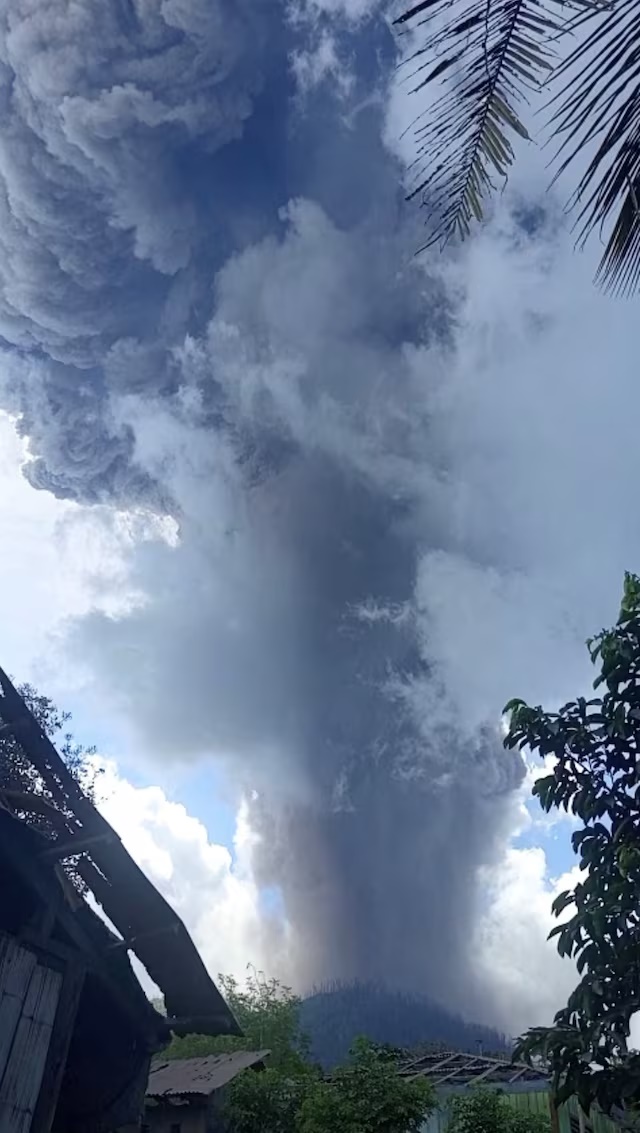 Mount Lewotobi Laki-laki spews smoke and volcanic ash in Flores, East Nusa Tenggara province, Indonesia, October 15, 2025 in this screengrab obtained from a social media video. Bockheanno Tolok/via REUTERS 
