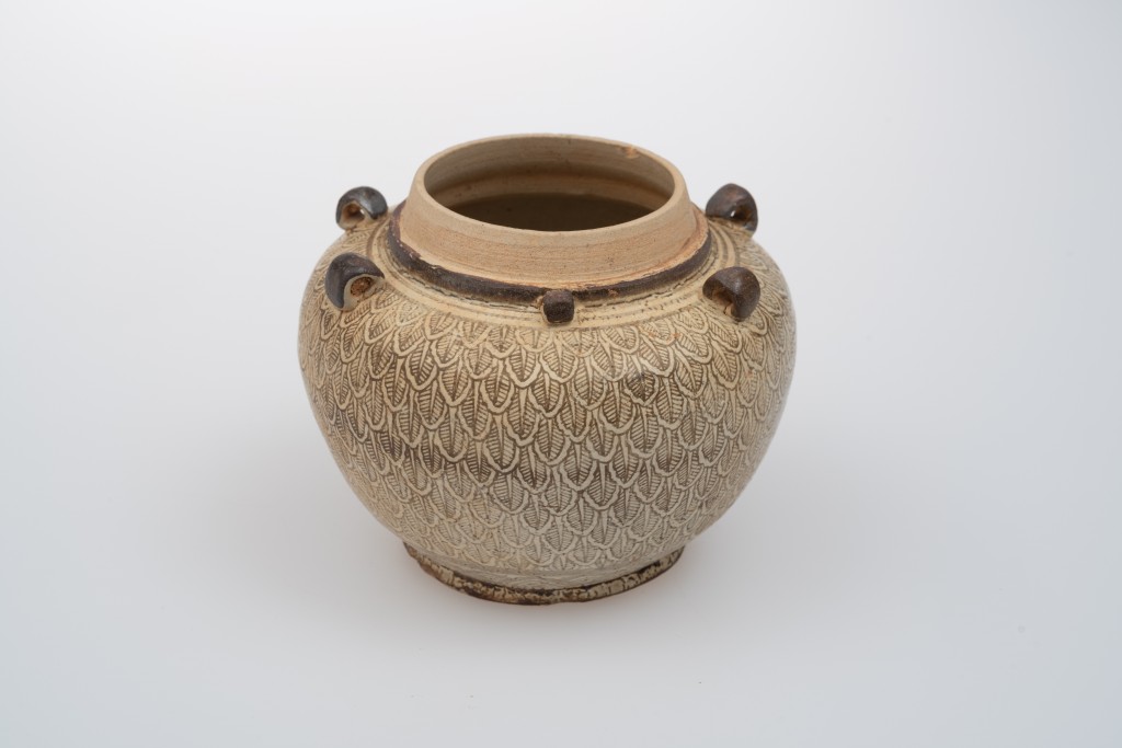 Jar with overlapping leaf pattern in underglaze brown. (CUHK)