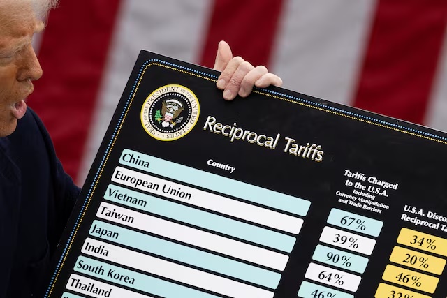 U.S. President Donald Trump delivers remarks on tariffs in the Rose Garden at the White House in Washington, D.C., U.S., April 2, 2025. REUTERS/Carlos Barria/File Photo 