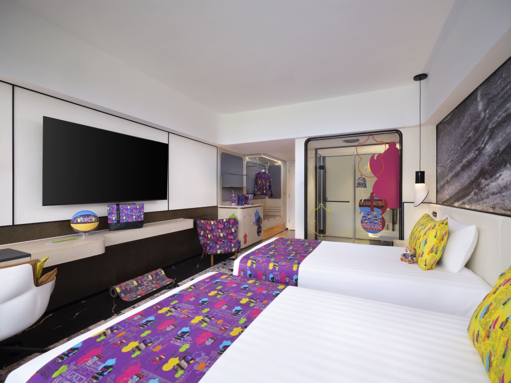 The Lovely Yau Tsim Mong Premium Room/Executive Room is created in collaboration with the Hong Kong Museum of History. The design draws from the district as its creative canvas, weaving together a uniquely Hong Kong urban narrative.