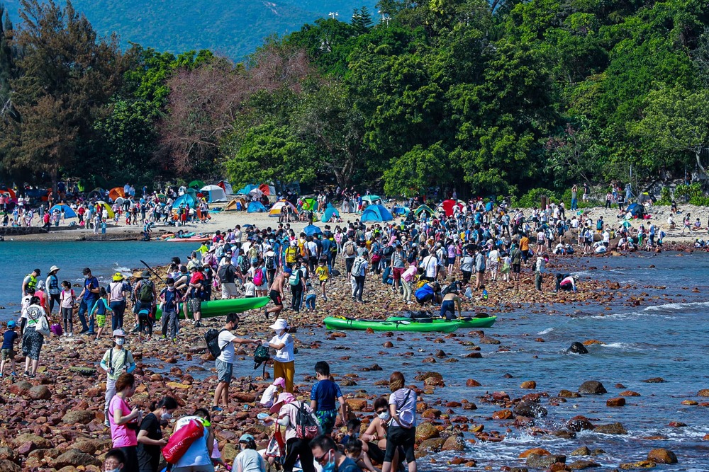 Thousands of visitors fill up Sharp Island in Sai Kung. Credit: Chi Keung Fok Thousands of visitors fill up Sharp Island in Sai Kung. Credit: Chi Keung Fok