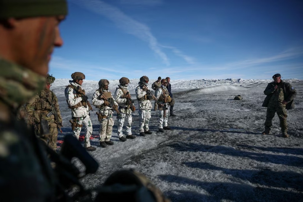 Chief of Joint Arctic Command, Major General Soren Andersen speaks to members of the Danish and French armed forces during a military drill as Danish, Swedish, and Norwegian home guard units together with Danish, German and French troops take part in joint military drills in Kangerlussuaq, Greenland, September 17, 2025. REUTERS/Guglielmo Mangiapane/File Photo 