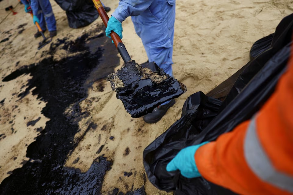 Workers clean up the oil slick at Tanjong Beach in Sentosa, Singapore June 16, 2024. (Reuters) Workers clean up the oil slick at Tanjong Beach in Sentosa, Singapore June 16, 2024. (Reuters)