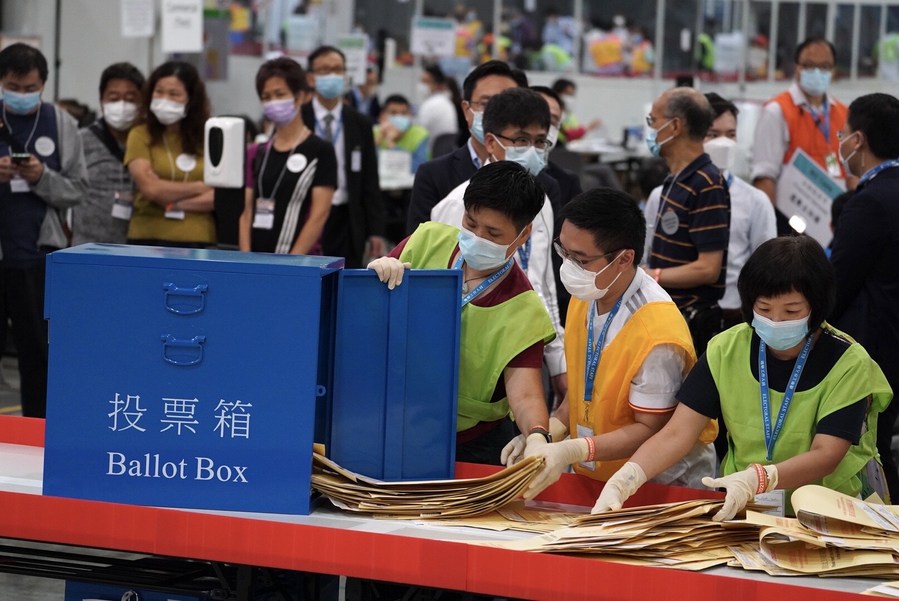 Staff members work at a counting station in Hong Kong. (Xinhua) Staff members work at a counting station in Hong Kong. (Xinhua)