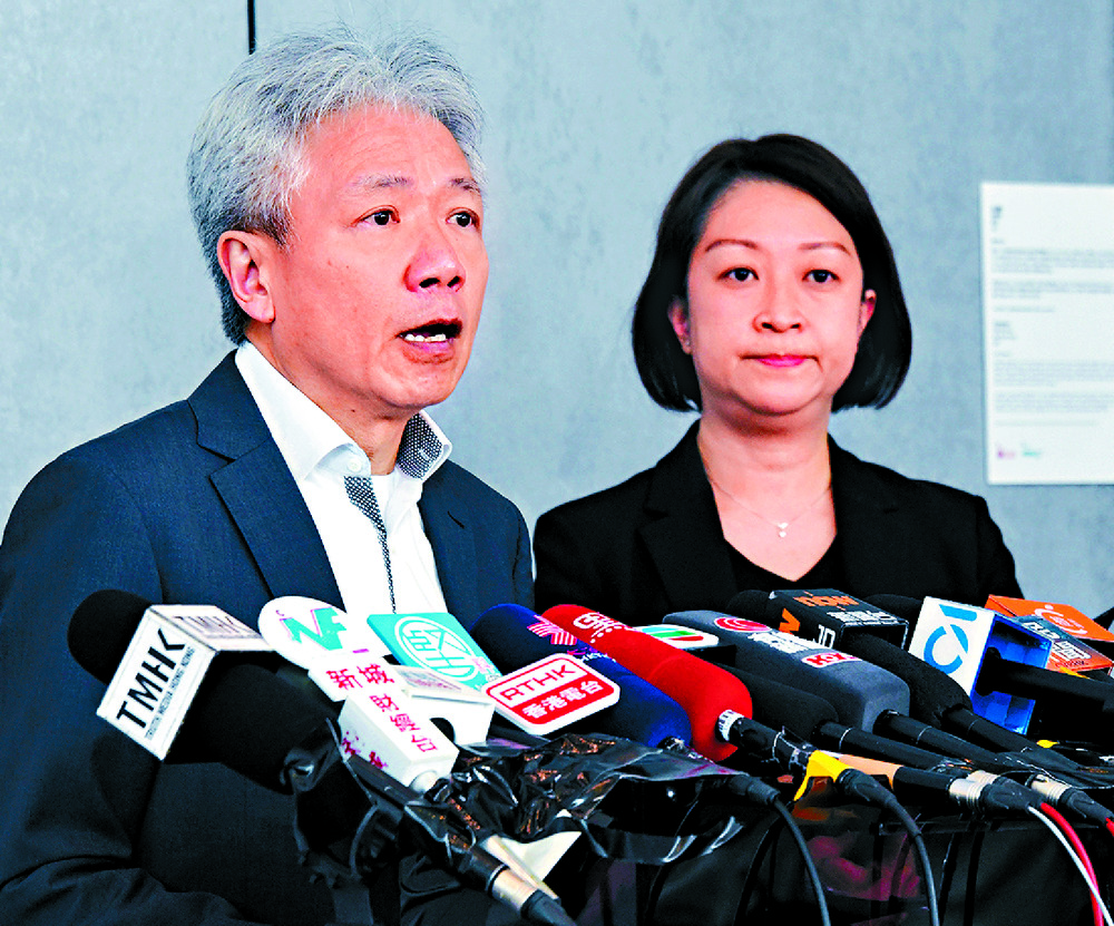 Stephen Cheung and Angela Lee from the government and Wong Yu-ting, third right, as well as other taxi representatives reveal details about the meeting. Representatives from Uber, below, and Gaode, bottom, arrive for their own meeting. SING TAO