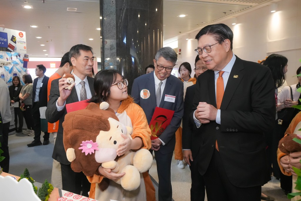 Chairman of the Hong Kong Trade Development Council Frederick Ma Si-hang visits the booths to learn about students' product design concepts and business operations.