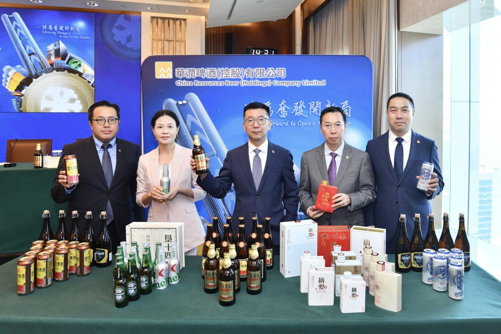 From left: Leung Wai-keung, company secretary; Yang Hongxia; Zhao Chunwu; Jin Hanquan, president of CR Beer; and Li Xiaodong. 