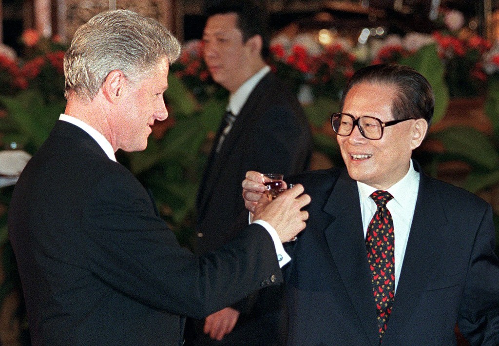 Photo by LUKE FRAZZA / AFP US President Bill Clinton and Chinese President Jiang Zemin make a toast at a state banquet at the Great Hall of the People in Beijing on June 27, 1998. Photo by LUKE FRAZZA / AFP US President Bill Clinton and Chinese President Jiang Zemin make a toast at a state banquet at the Great Hall of the People in Beijing on June 27, 1998.