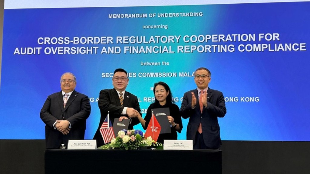 Christopher Hui, first right, and Dato’ Faiz, first left, witnessing the MOU signing. ISD Christopher Hui, first right, and Dato’ Faiz, first left, witnessing the MOU signing. ISD