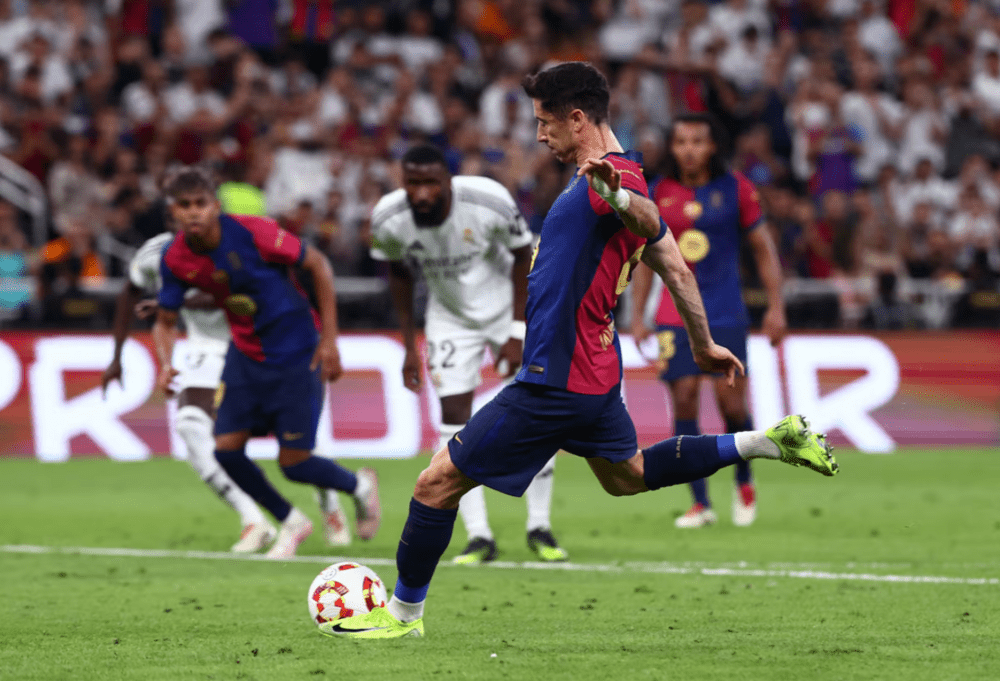 FC Barcelona's Robert Lewandowski scores their second goal from the penalty spot. (REUTERS/Pedro Nunes)