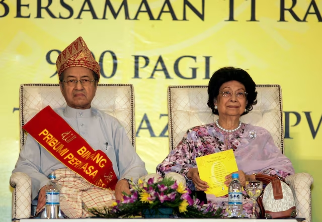 Malaysia's former prime minister Mahathir Mohamad sits with his wife Siti Hasmah Mohammad Ali during the launching of Perkasa, a Malay rights organisation, in Kuala Lumpur March 27, 2010. (Reuters/File)