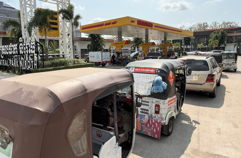 Vehicles queue up at a fuel station in Phnom Penh on March 23, 2026. (AFP)