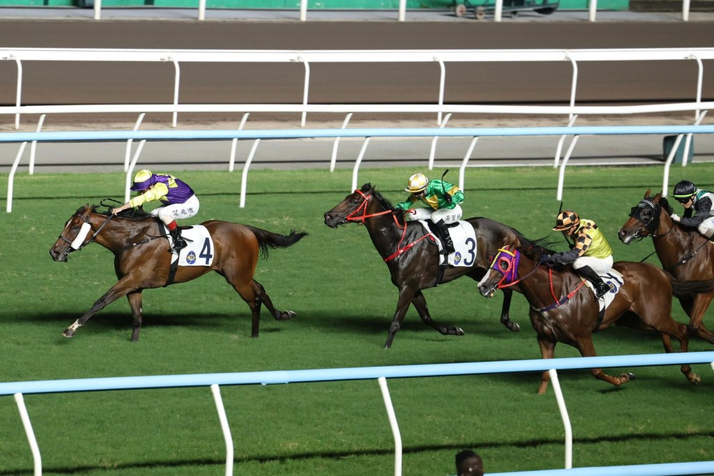 Colourful King surges away with a strong win in a Class 2 sprint at Sha Tin on Saturday. Sing Tao