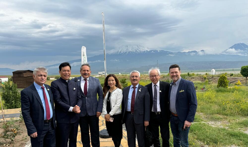 (2nd from left) Mr. Andrew YUEN, Chairman of Noah's Ark Ministries International, (in the Middle) Ms. Angela KWAN - Director of Noah’s Ark International Scientific Search & Artefacts Conservation Foundation, (3rd from right), Mr. Veli ALTUNDAG, Deputy General Manager & Mining Engineer of The General Directorate of Mineral Research & Exploration of Turkey, and (2nd from right) Mr. Wing-Cheung YEUNG, Director of Noah’s Ark International Scientific Search & Artefacts Conservation Foundation conducted on-site inspection at Mount Ararat.