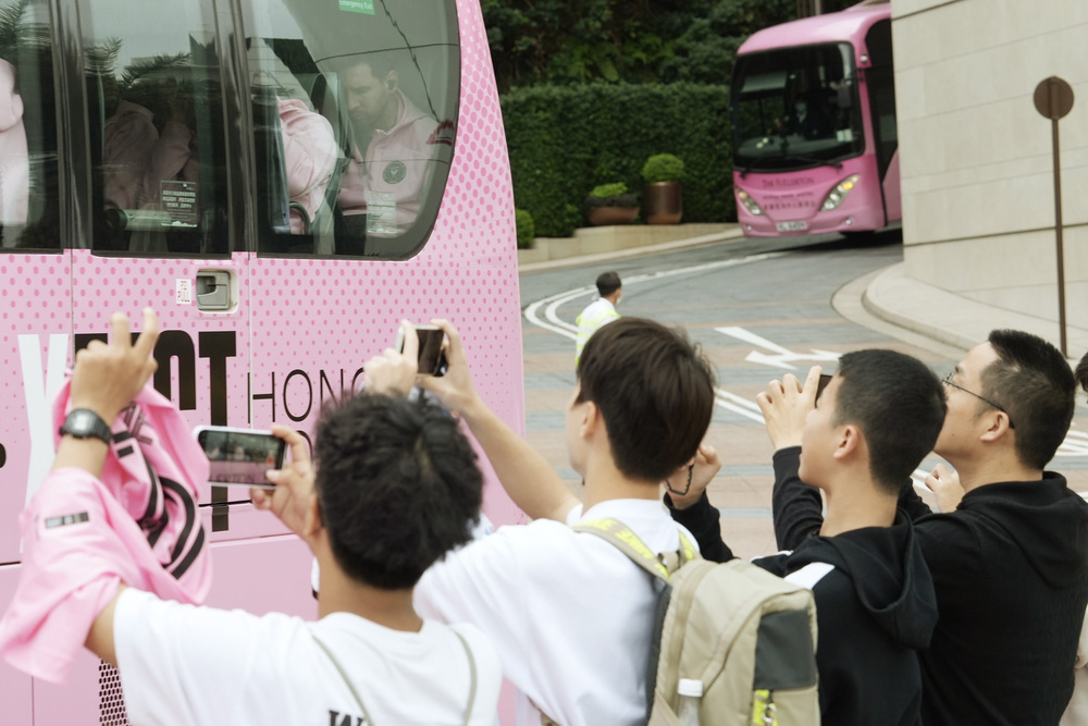 Fans snap photos of Lionel Messi, sitting at the back of the bus, on Inter Miami's way to the airport. Below: Michel Lamuniere and Kevin Yeung. SING TAO Fans snap photos of Lionel Messi, sitting at the back of the bus, on Inter Miami's way to the airport. Below: Michel Lamuniere and Kevin Yeung. SING TAO