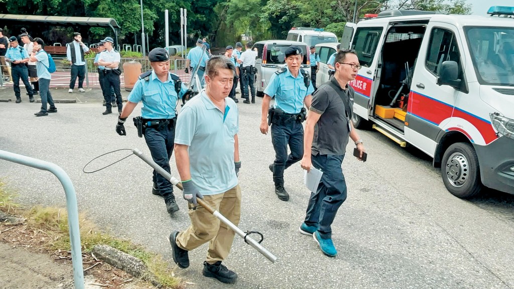 The AFCD and police conduct joint operation to catch stray and unattended dogs near Pok Wai South Road in Yuen Long.
