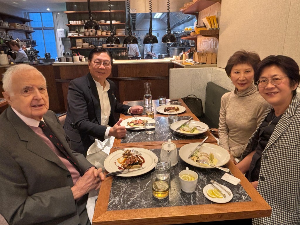 Frederick Ma (second left) and Baroness Lydia Dunn (second right)