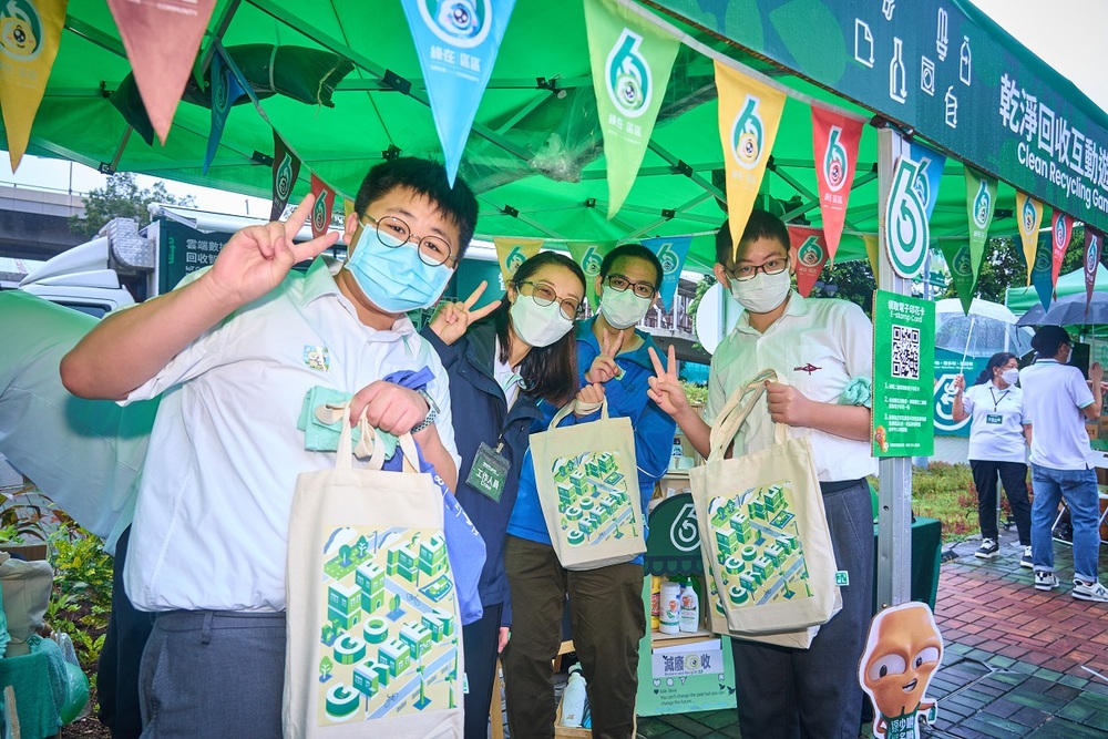 Student Environmental Protection Ambassadors from Kwun Tong Maryknoll College work together with the EPD's Green Outreach team at RECYCLING FEST@KWUN TONG to encourage the members of public to practise clean recycling.