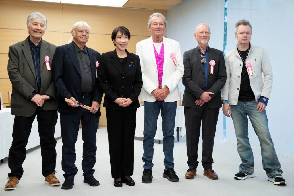  Japan's Prime Minister Sanae Takaichi poses with members of British rock band Deep Purple, Don Airey, Ian Paice, Ian Gillan, Roger Glover and Simon McBride during their meeting at the Prime Minister's Office in Tokyo, Japan, April 10, 2026. YUICHI YAMAZAKI/Pool via REUTERS