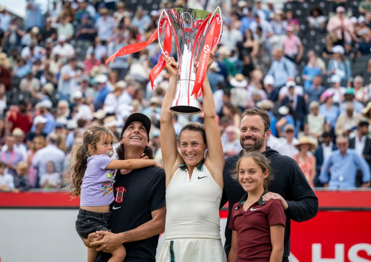 Tatjana Maria celebrates her victory with her family. (Xinhua)