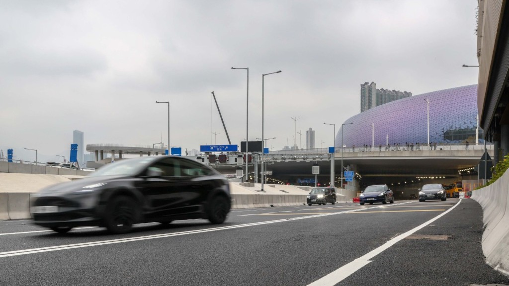 Driving from Kai Tak to Yau Ma Tei now takes only five to seven minutes with the Central Kowloon Bypass.  Sing tao