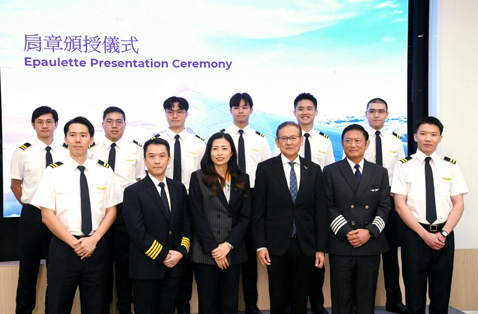 Simon Li (front row third right) and Jeanette Mao (third left) join the epaulette presentation ceremony with the graduates.