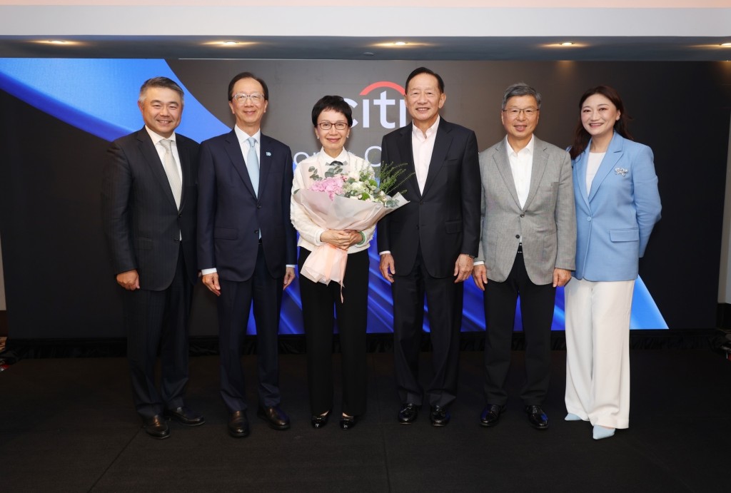 Aveline San (right 1) joined former Citi leaders and Distinguished Alumni Award recipients Weber Lo (left 1), Antony Leung (left 2), Peter Wong (right 3), Sunny Cheung (right 2), and this year's awardee Lau Ka-shi (left 3) in celebrating Citi's enduring legacy of leadership and talent development. CITI