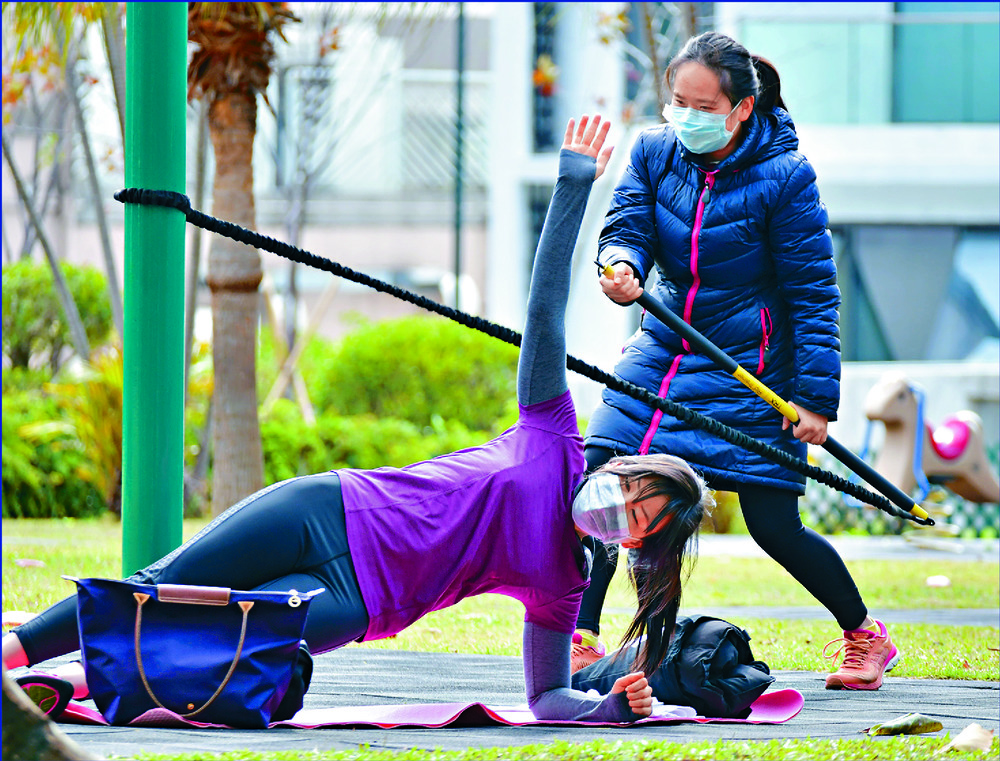 Women exercise at a park.SING TAO Women exercise at a park.SING TAO