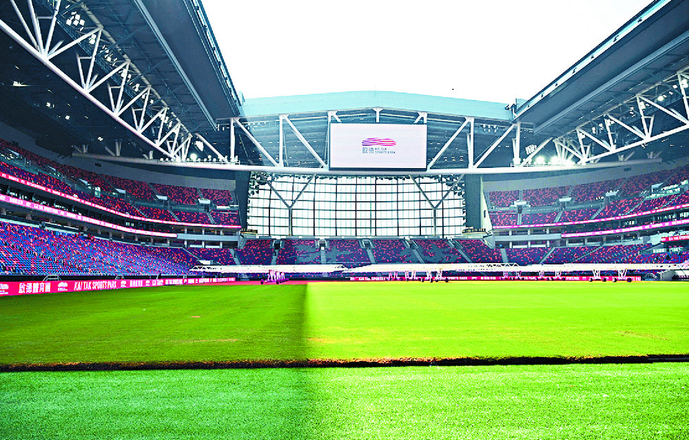 Having a top La Liga side like Barcelona and stars such as Robert Lewandowski, seen tussling with Atletico Madrid midfielder Marcos Llorente, would fill the Kai Tak Sports Park's main stadium to capacity. sing tao, AP Having a top La Liga side like Barcelona and stars such as Robert Lewandowski, seen tussling with Atletico Madrid midfielder Marcos Llorente, would fill the Kai Tak Sports Park's main stadium to capacity. sing tao, AP