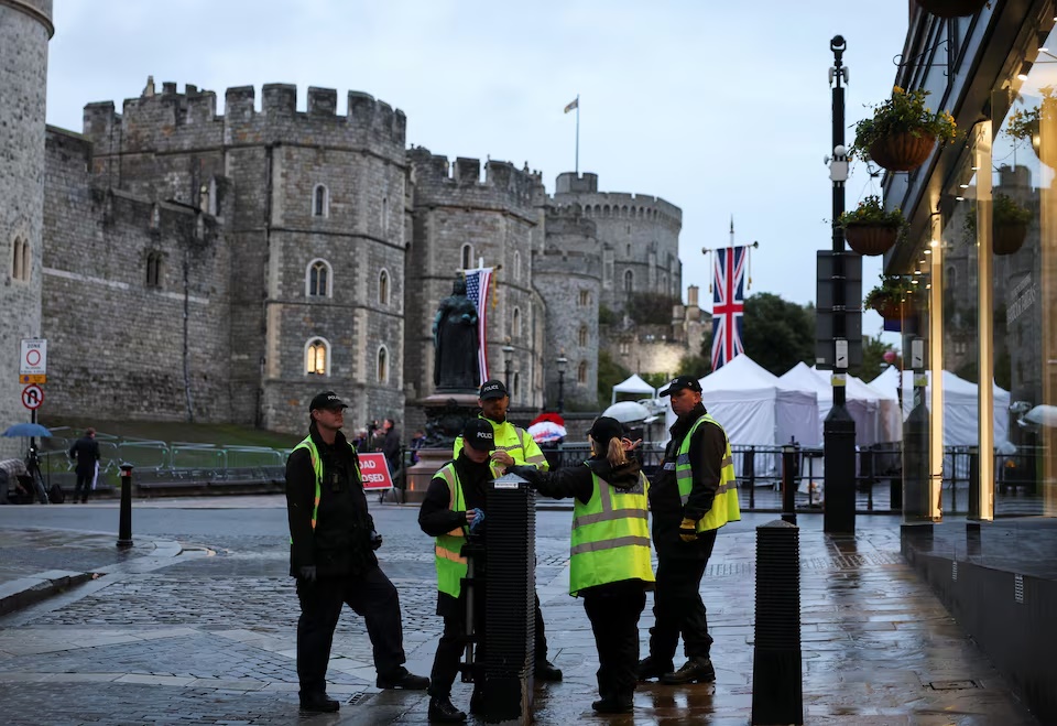  Police officers stand on duty at Windsor Castle, on the day of the state visit of U.S. President Donald Trump and First Lady Melania Trump to the UK, in Windsor, Britain, September 17, 2025. REUTERS/Phil Noble